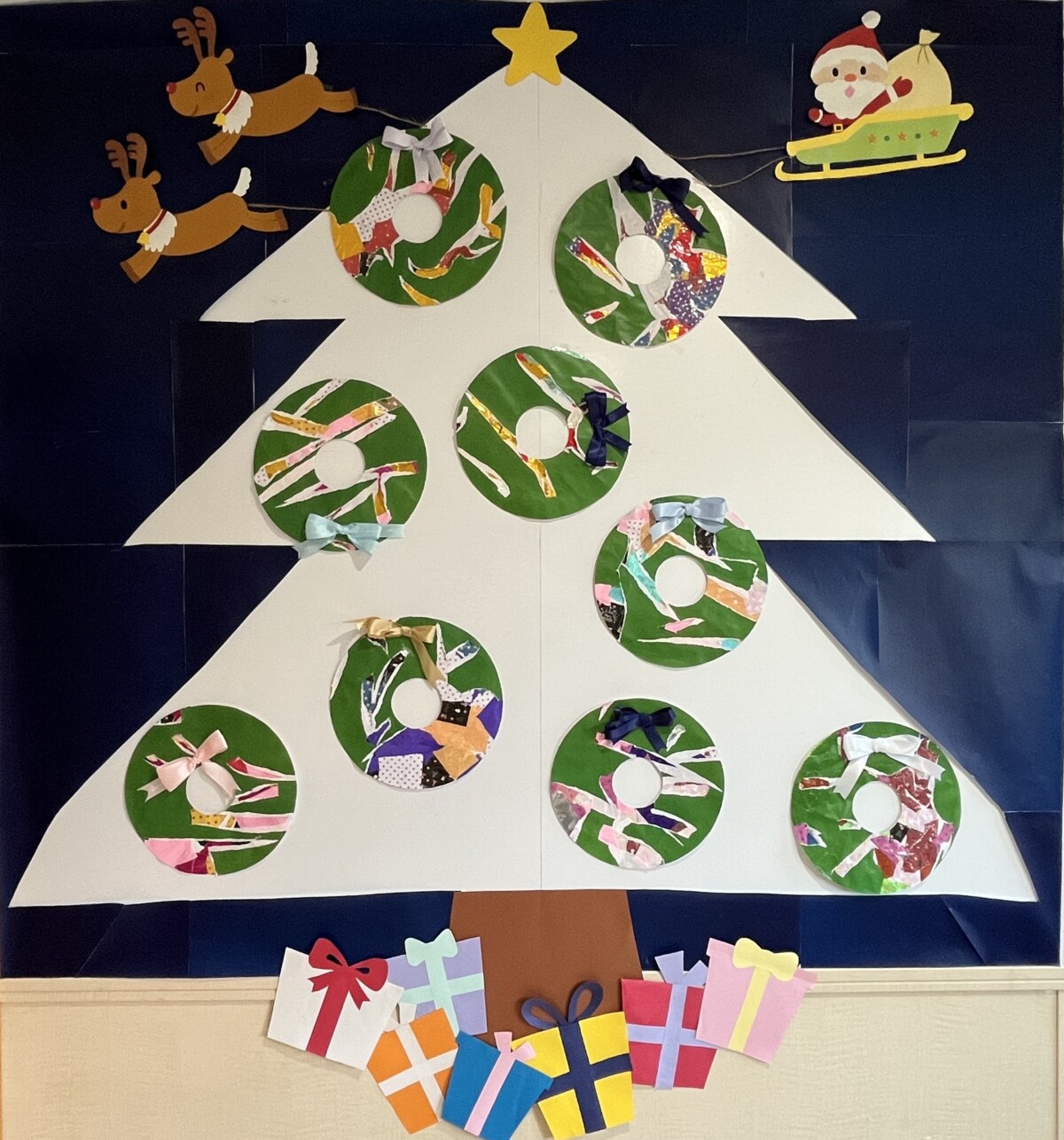 どんな色が出てくるかな～⁇ペリペリめくってリースを作ったよ🎶
サンタさんも見てくれたかな😊